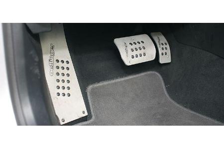 Den Fußraum wertet Oettinger mit Alu-Pedalen auf.