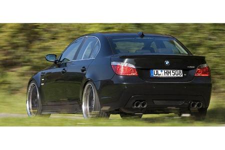 Ein in der Zugstufe verstellbares Gewindefahrwerk soll dem 1,8-Tonner sportlich auf die Sprünge helfen.