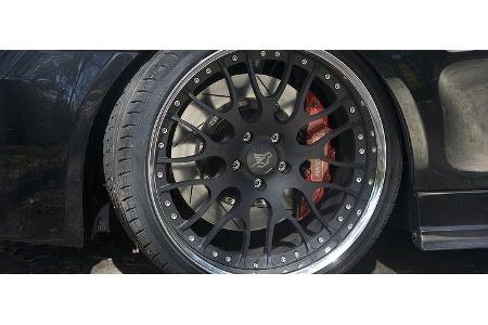 Hinter den 21-Zoll-Rädern arbeitet eine Sportbremsanlage mit Achtkolbenfestsätteln und mächtigen 365-­Millimeter-Scheiben.