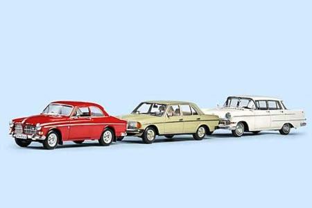 Volvo Amazon, Mercedes-Benz W123 und Opel Kapitän von Revell in 1:18 (von links)