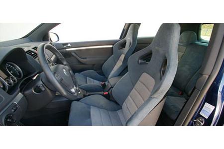 Die Recaro-Sitze bieten besten Komfort, Seitenhalt und klappbar Lehnen