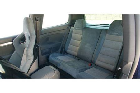 Das Raumangebot auf der bezogenen Rückbank geht in Ordnung