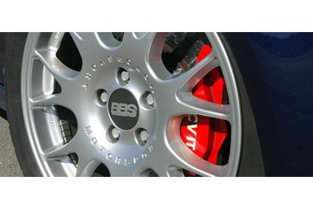 Zwei Typen mit Biss: Die üppige Bremsanlage packt unbarmherzig zu.