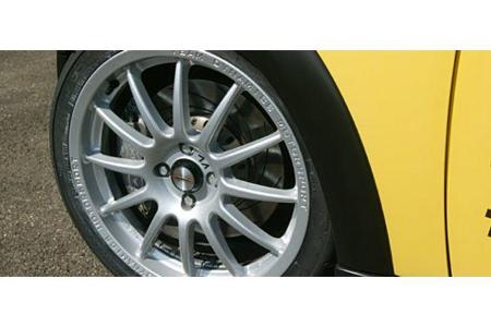 Hinter den filigranen 17-Zoll-Felgen stecken 300 Millimeter messende Bremsscheiben mit Sechskolbensätteln