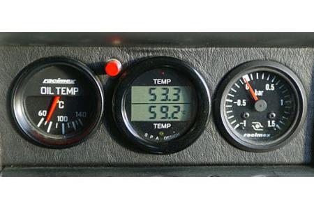 Die klassischen Rundinstrumente oberhalb der Lüftungseinheit sind informativ und versprühen Rennsportflair