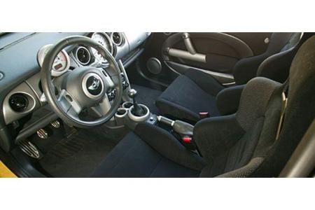 Mit Ausnahme der König-Sportsitze und der Zusatzinstrumente blieb der Innenraum des Mini nahezu auf Serienstand