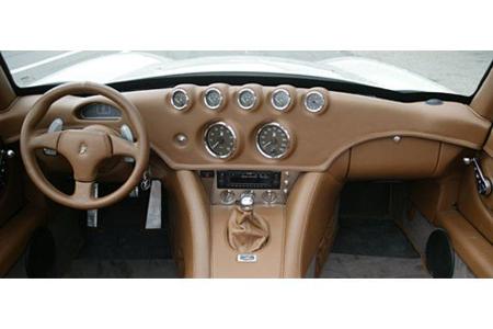 Die sieben Uhren versprühen einen Hauch Nostalgie im Rahmen eines perfekten gestalteten Cockpits.