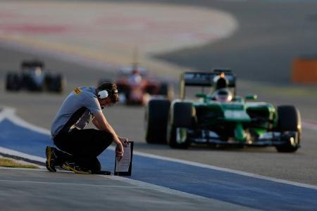 Pirelli-Techniker - Bahrain - Formel 1 Test - 2014