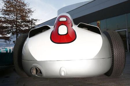 Vergleich: Mercedes W196 vs. AMG W05 - 2015