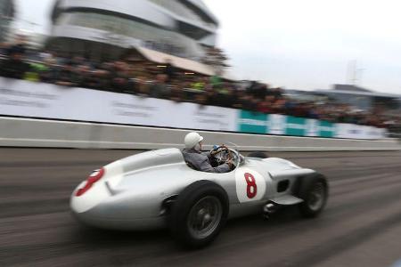 Vergleich: Mercedes W196 vs. AMG W05 - 2015