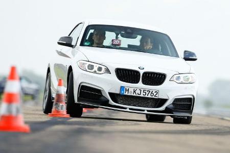 BMW M235i, Frontansicht, Slalom