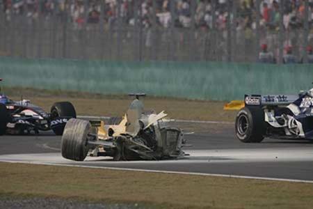 Narain Karthikeyan ist der erste Inder in der Formel 1. In China erlebt er seinen ersten schweren Unfall, bleibt aber unverl...