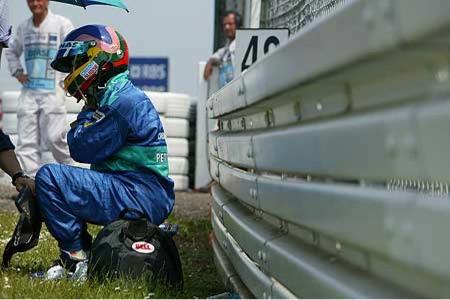 Im Abseits: Jacques Villeneuve kommt nicht aus seinem Tief. Von Teamkollege Felipe Massa entzaubert, muss er trotz Vertrag 2...