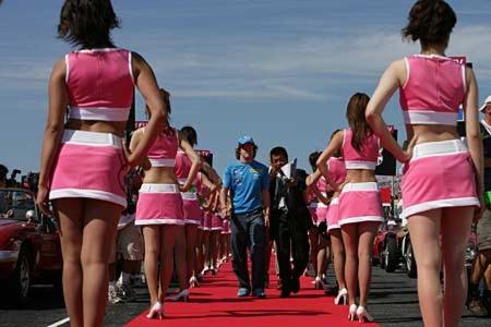 Von der Last des Titelkampfes befreit, kündigt der frischgebackene Weltmeister mit großem Selbstbewusstsein in Japan Attacke...