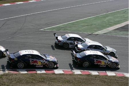 In Dreier-Reihen ging das Verfolgerfeld durch die erste Kurve.