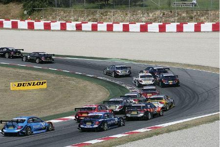 Das Hinterfeld gab sich in der ersten Runde gewohnt kampfeslustig ...