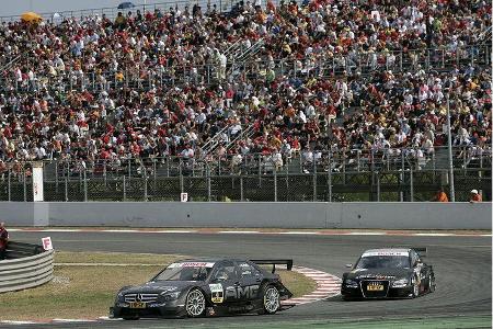 An der Spitze hatte Di Resta am Ende der Gegengeraden endlich Timo Scheider geknackt, der freilich kein großes Risiko ging.