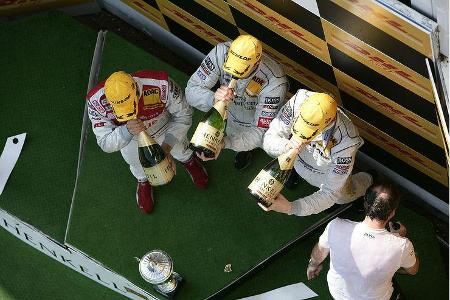 Nach dem hitzigen Rennen gönnte sich das Spitzentrio erst einmal einen kühlen Schluck aus der Pulle.