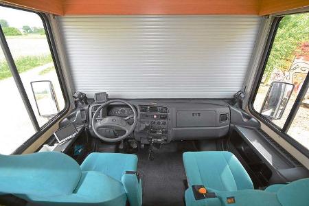 Ein echter Rollladen verdunkelt und isoliert die Frontscheibe des Flair.