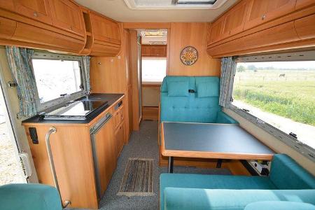 Durch den doppelten Boden liegt der Wohnraum höher als das Fahrerhaus.