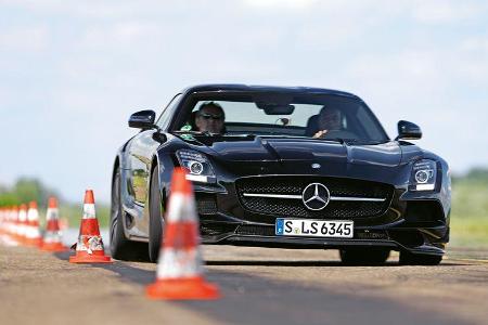 Mercedes SLS AMG Black Series, Frontansicht, Slalom