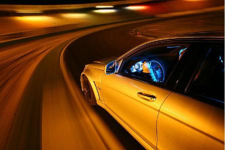 Der Innenraum wurde zurückhaltend mit Leder, Alcantara und Kohlefaser aufgerüstet, behält aber das serienmäßige Erscheinungs...