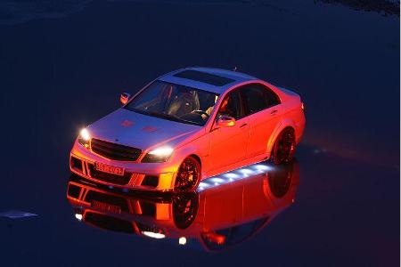 Respekt schon im Stand: Low Glow,nach unten leuchtendes Schweller-Licht,sowie Scheinwerfer mit Sehschlitzen.