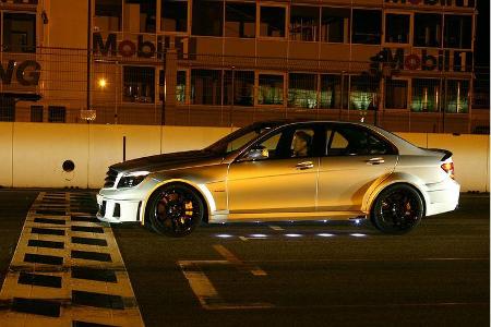 Front- und Heckschürze, Unterboden, Schweller sowie die vorderen Kotflügel sind vom Kohlefaser-Bäcker.