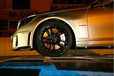 19-Zoll-Alufelgen, 15-Zoll-Bremsscheiben, Zwölfkolben-Sattel.