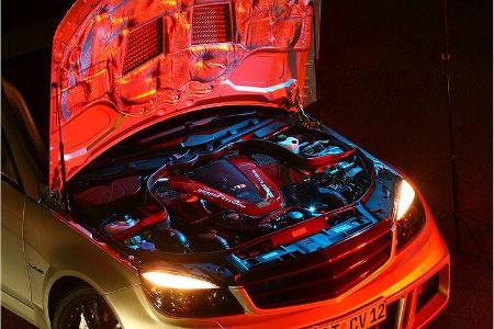 Der V12 ist drin, aber wohin mit der Wärme? Über die Schlitze in der Motorhaube leitet Brabus einen Teil der Hitze ab.