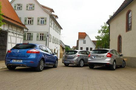 Ford Focus 1.6 ECOBOOST, Mazda 3 2.0 MZR i-STOP, Renault Megane TCe 130, alle Fahrzeuge, Rückansicht, Hof