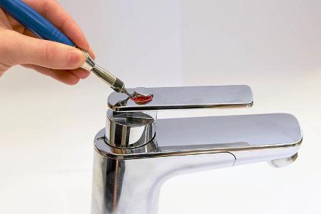 Die Abdeckkappe vorsichtig heraushebeln.