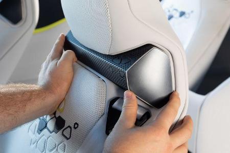 Musik von hinten. Der Sound im GT X kommt aus dem Boxen, die in die Sitze eingelassen sind. Dort müssen sie aber nicht bleib...