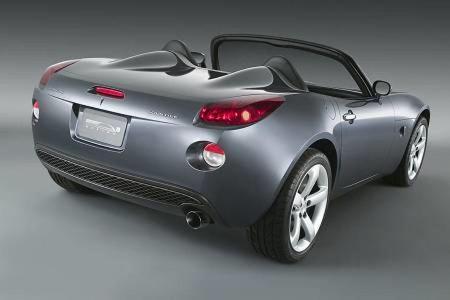 ... mit einem leicht abgewandelten Saturn Sky/Pontiac Solstice.