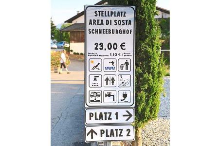 Schild des Stellplatzes Schneeburghof mit allen wichtigen Informationen