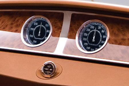 Zwei große Rundinstrumente in der Mitte des Armaturenträgers geben ...