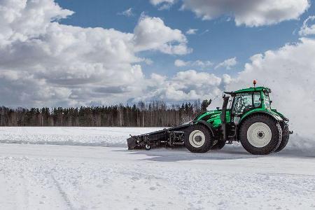 Nokian Valtra Traktor Weltrekord Schneeräumen
