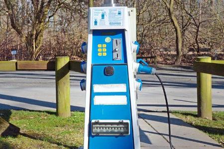 Stromsäule auf dem Reisemobilstellplatz am Kuhhirten