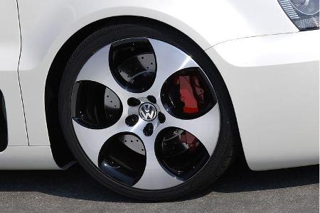 Um 16 Zentimeter verbreiterte Kotflügel hinten schaffen Platz für Kingsize-Bereifung, hinten im 295er-Format