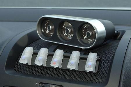 Zusatz-Instrument und Alcantara am Armaturenbrett.