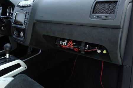 Unter der vorderen Haube finden nun ein 80-Liter-Benzinfass Platz sowie der Wasserkühler und zwei Batterien.