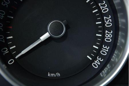 Eine exaltierte Tacho-Skala.