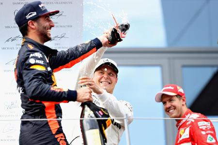 Mercedes-Fahrer Valtteri Bottas hingegen verweigert sich der Zeremonie und winkt in Österreich vehement ab, als der Australi...