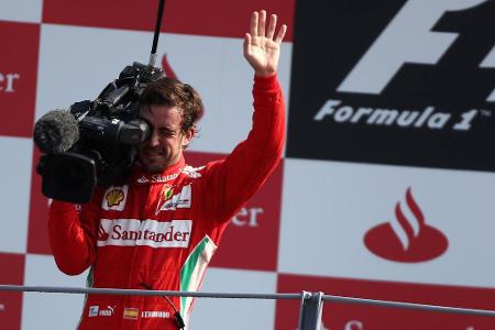 Ein Kameramann, der gleichzeitig Ferrari-Fan ist? Nein, es ist Fernando Alonso, der sich 2012 in Monza spontan die TV-Utensi...