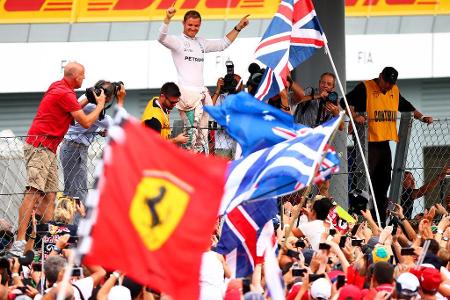 Als Mercedes-Pilot Nico Rosberg im Jahr 2016 ausgerechnet in Monza einen Sieg einfährt, stimmt er vor lauter Freude 'Seven N...