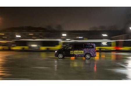 Berliner Verkehrsbetriebe (BVG) und ViaVan, ein Joint Venture von Mercedes-Benz Vans und Via