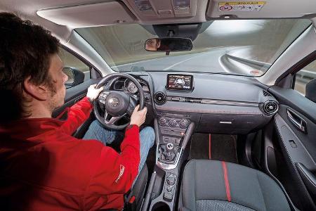 Mazda 2 Skyactiv-G 115 i-Eloop, Cockpit, Fahrersicht