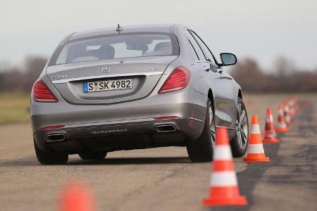 Mercedes S 400 Hybrid, Heckansicht, Slalom