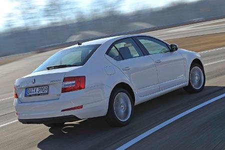 Skoda Octavia 2.0 TDI, Heckansicht, Seitenlinie