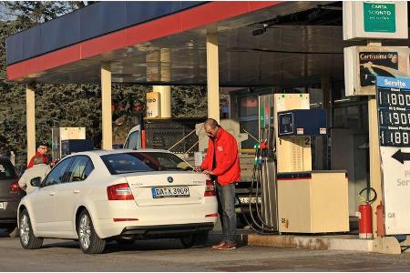 Skoda Octavia 2.0 TDI, Heckansicht, Tankstelle